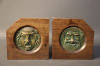 Paire de serres-livres en bois et décor de médaillons en bro…