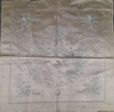 un vieux morceau de tissu orné d'un motif floral