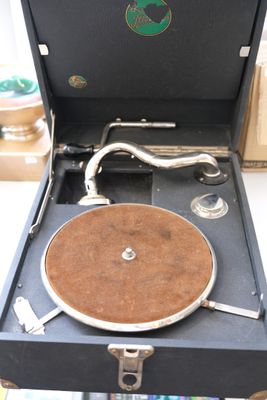 un vieux tourne-disque posé dans une valise sur une table