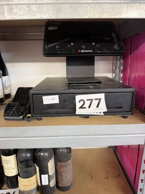de nombreuses bouteilles de vin sur les étagères du magasin