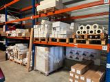 de nombreux cartons et boîtes sur les étagères de l'entrepôt