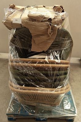une pile de paniers emballés dans du plastique posée sur une palette