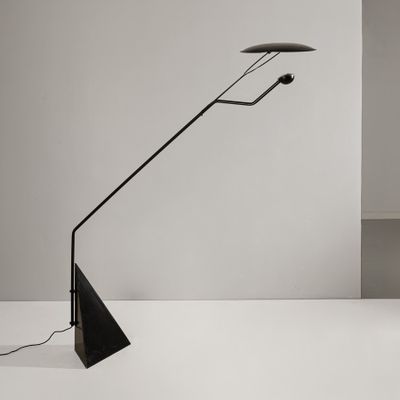 un lampadaire noir surmonté d'un abat-jour noir
