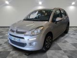 la petite voiture argentée est garée sur un sol en damier