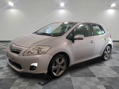 une photo d'une Toyota Prius argentée garée dans un garage