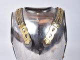 un casque en argent et en or muni d'une chaîne autour du cou