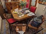 une salle à manger avec une table, des chaises et un buffet