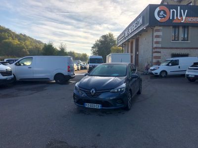 la voiture noire est garée devant un bâtiment dans un parking