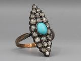 Gros plan sur une bague ornée d'une turquoise