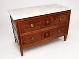 une commode à dessus de marbre sur fond blanc