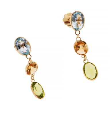 une paire de boucles d'oreilles ornées de pierres multicolores sur fond blanc