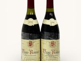 deux bouteilles de vin rouge posées l'une à côté de l'autre sur une surface blanche