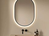 un lavabo de salle de bains surmonté d'un miroir et équipé d'un distributeur de savon