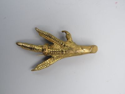 main d'oiseau plaquée or, dotée de grandes serres