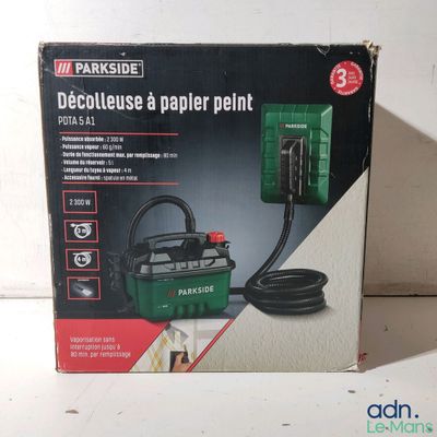 la boîte est ouverte sur la table avec son contenu