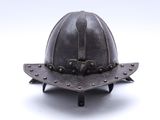 un casque posé sur une table