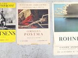 quatre livres accrochés au mur d'une pièce