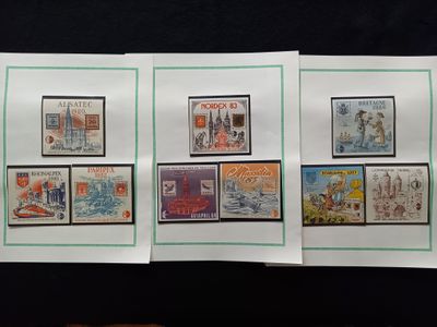 beaucoup de timbres collés sur une feuille de papier