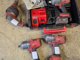 une boîte d'outils posée sur le sol