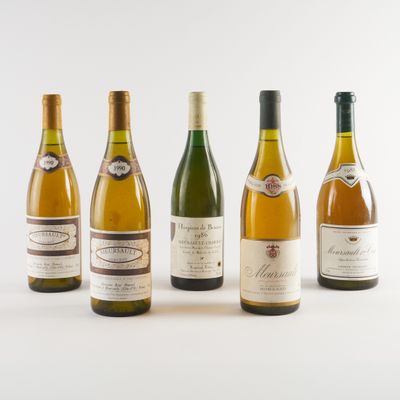 six bouteilles de vin sont alignées sur une surface blanche