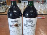 deux bouteilles de vin posées sur une table, avec une étiquette de prix