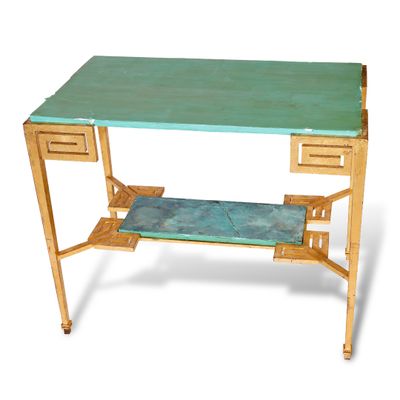 une petite table avec un plateau vert sur fond blanc