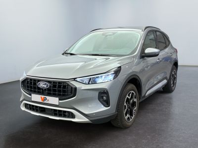 un SUV Ford Escape gris de 2020 garé dans un showroom