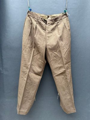 un gros plan sur un pantalon suspendu à une corde à linge