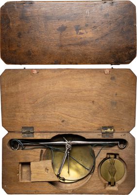 une boîte en bois avec une horloge à l'intérieur