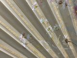 un gros plan d'un éventail orné de fleurs
