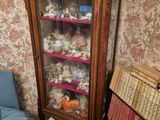 une vitrine contenant de nombreux objets