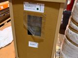 une boîte en carton posée sur une palette dans un entrepôt