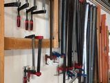 beaucoup d'outils accrochés au mur du garage