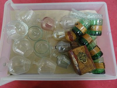 un bac en plastique rempli de bouteilles vides et de verres vides