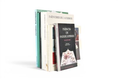 trois livres sont empilés sur une surface blanche