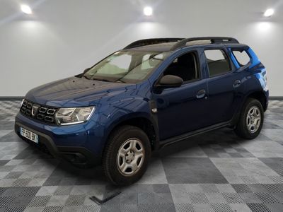 la dacia bleue est garée sur un carrelage à carreaux