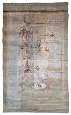 peinture représentant une femme et des oiseaux sur un mur à fond blanc