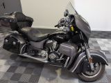 une moto garée sur un sol en damier