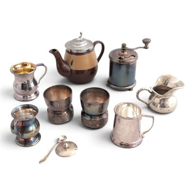 de nombreux types de théières et de tasses sur la table