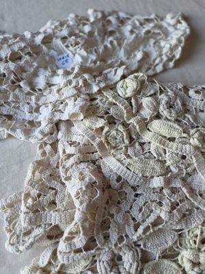une pile de napperons au crochet posée sur une table