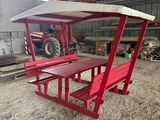 une photo d'une table de pique-nique rouge à l'intérieur d'un bâtiment