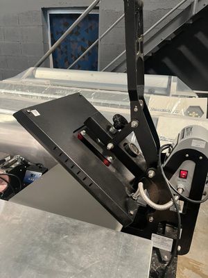une machine posée sur une table dans une pièce
