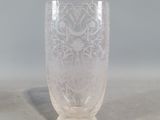 un vase en verre avec un motif sur une table