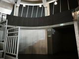 une image représentant une pièce avec un escalier et une fenêtre ronde