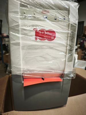 une boîte contenant un ordinateur, emballée dans du plastique