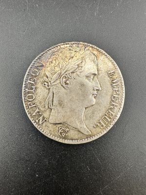 une pièce d'argent portant une tête de femme