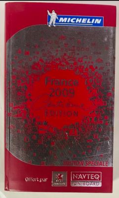 un gros plan d'un livre posé sur une table, avec une couverture rouge