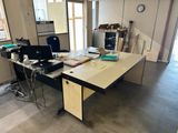 un bureau sur lequel se trouvent deux ordinateurs et une imprimante
