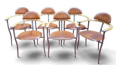 six chaises disposées en cercle sur une surface blanche