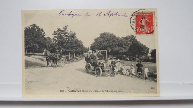 Vallière : Place du Champ de Foire (HM 113). Amorce de pli coin s...